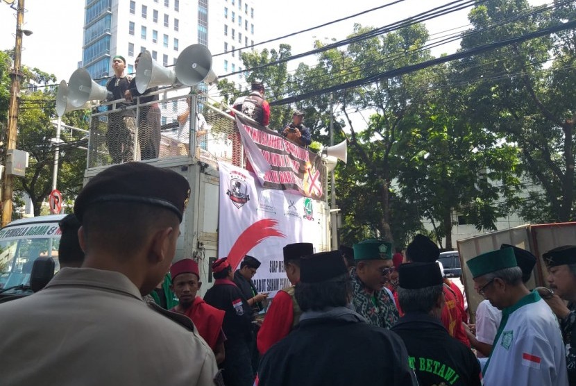 Massa aksi di depan Gedung DPRD DKI Jakarta mendukung Pemerintah Provinsi DKI Jakarta melepas saham PT Delta Djakarta Tbk, Jakarta Pusat, Jumat (8/3)