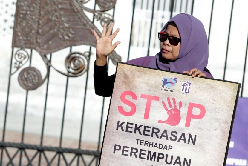 Aktivis perempuan membawa poster pada aksi unjuk rasa memperingi hari perempuan sedunia 2019 di Banda Aceh, Aceh, Jumat (8/3/2019). 