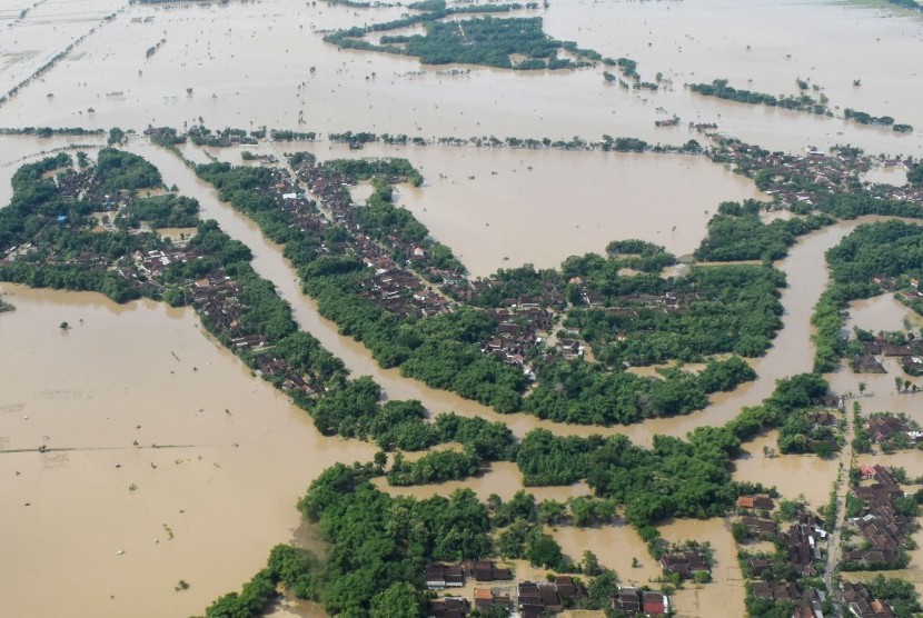 Kondisi banjir di wilayah Kabupaten Madiun difoto dari udara menggunakan pesawat Helikopter NAS-332 Super Puma dari Skadron Udara 6 Lanud Atang Sanjaya Bogor yang dipiloti Mayor Pnb Nugroho Tri dan co-pilot Lettu Pnb Septian Sihombing yang sedang bertugas Bawah Kendali Operasi (BKO) di Lanud Iswahjudi, di Madiun, Jawa Timur, Jumat (8/3/2019). 