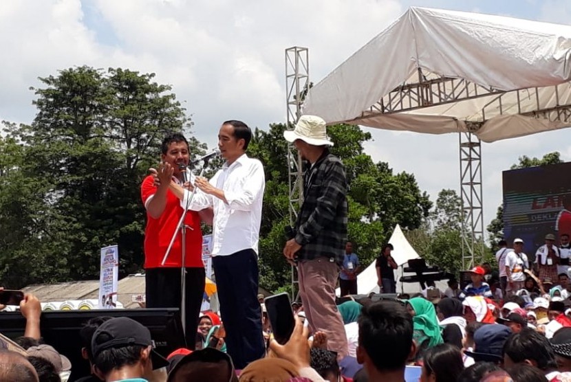 Capres Nomor Urut 01 Joko Widodo berkampanye di lapangan Karang Endah, Kecamatan Terbanggi Besar, Kabupaten Lampung Tengah, Lampung, Jumat (8/3).