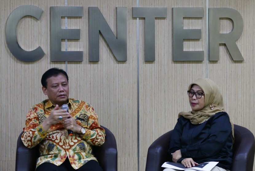 Ketua Bawaslu Abhan (kiri) bersama Anggota Bawaslu Ratna Dewi Pettalolo (kanan) memberikan paparan saat diskusi Pemilu 2019 di Gedung Bawaslu, Jakarta, Jumat (8/3/2019).