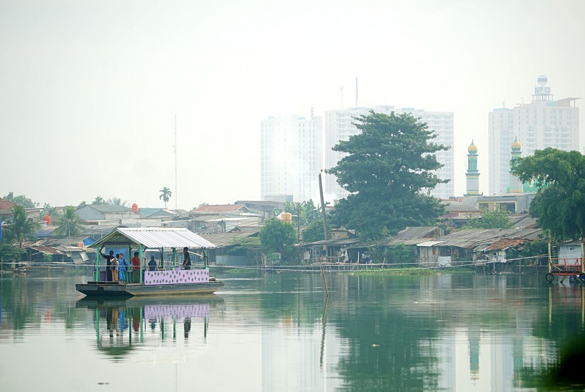 Sejumlah warga menggunakan perahu eretan saat menyeberang di Situ Rawa Besar, Pancoran Mas Depok , Jawa Barat, Jumat (8/3/19). 
