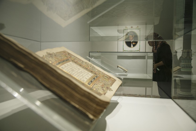 Pengunjung mengamati koleksi naskah kuno saat pameran yang bertajuk 
