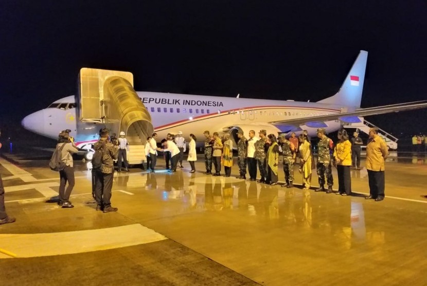 Presiden Jokowi didampingi Ibu Iriana tiba di Palembang, Sumatra Selatan, Jumat (8/3). Presiden dijadwalkan melakukan kunjungan kerja di Sumsel hingga Sabtu (9/3) besok. 