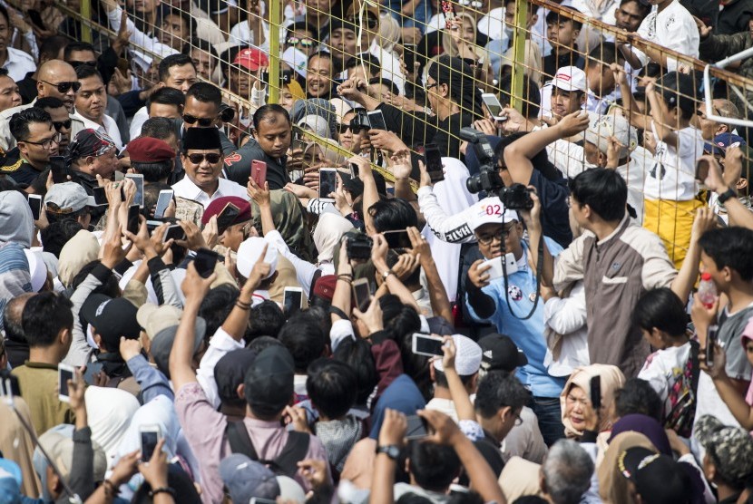 Calon Presiden nomor urut 02 Prabowo Subianto menyapa pendukungnya sebelum menghadiri kuliah umum di Kampus Universitas Kebangsaan Republik Indonesia (UKRI), Bandung, Jawa Barat, Jumat (8/3/2019).