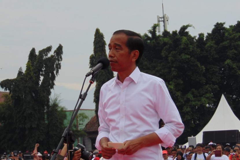 Calon Presiden No Urut 1, Joko Widodo menerima dukungan dari Ribuan alumni perguruan tinggi dan SMA se-Bandung Raya. Pembacaan deklarasi dukungan dilakukan di Monumen Perjuangan, Bandung, Ahad (10/3). Acara yang dihadiri sekitar 20 ribu massa yang tergabung dalam 'Alumni Jabar Ngahiji' ini dihadiri juga sejumlah alumni dari daerah lain seperti Jakarta. 