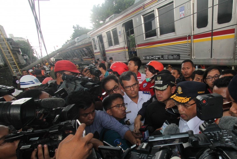 Menteri Perhubungan Budi Karya Sumadi (kanan) didampingi Wali Kota Bogor Bima Arya (kedua kanan) diwawancara wartawan usai meninjau lokasi kecelakaan KRL di Kebon Pedes, Tanah Sareal, Kota Bogor, Jawa Barat, Ahad (10/3/2019).