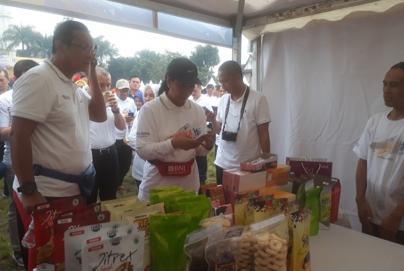 Menteri BUMN, Rini Soemarno tengah mengunjungi stand pameran produk UMKM  dan produk BUMN dilapangan Upakarti, Kabupaten Bandung, Ahad (10/3).