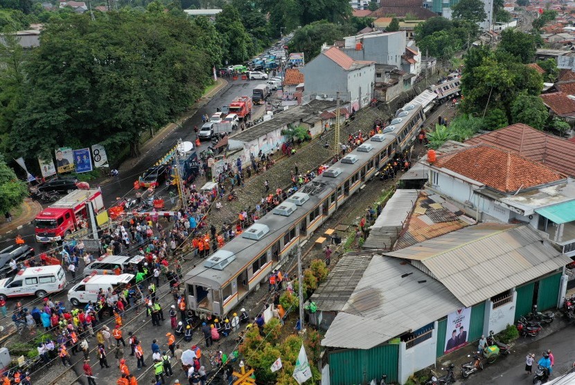 Foto udara proses evakuasi KRL Commuter Line 1722 yang anjlok di pintu perlintasan Kebon Pedes, Tanah Sareal, Kota Bogor, Jawa Barat, Ahad (10/3/2019).