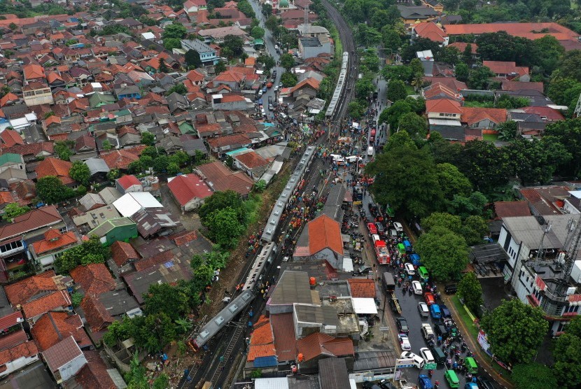 Foto udara proses evakuasi KRL Commuter Line 1722 yang anjlok di pintu perlintasan Kebon Pedes, Tanah Sareal, Kota Bogor, Jawa Barat, Minggu (10/3/2019)