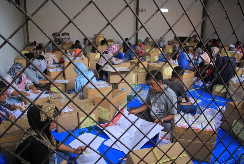 Sejumlah pekerja melakukan pelipatan surat suara Pemilu 2019 di gudang logistik KPUD Indramayu, Lohbener, Indramayu, Jawa Barat, Ahad (10/3/2019).