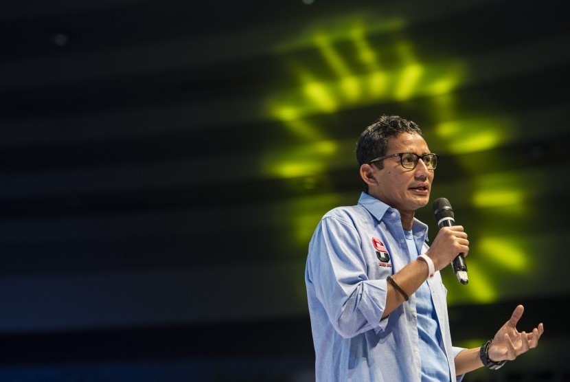 Pengusaha yang juga cawapres Sandiaga Uno menyampaikan pidatonya sebagai pembicara kunci saat Bandung Young Entrepreneur Summit 2019 di Sabuga, Bandung, Jawa Barat, Minggu (10/3/2019). 