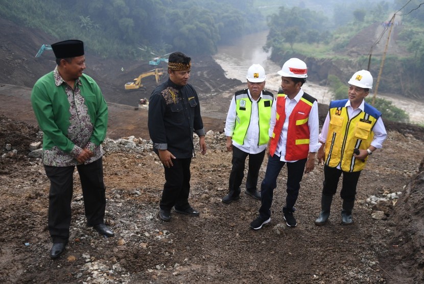 Presiden Joko Widodo (kedua kanan) meninjau proyek Terowongan Nanjung di Kabupaten Bandung, Jawa Barat, Ahad (10/3/2019). 