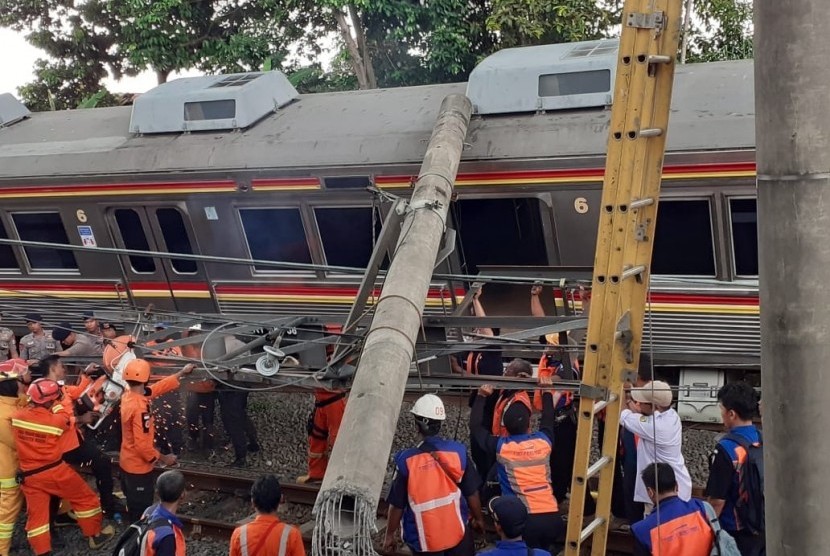 Evakuasi kereta anjlok (ilustrasi)