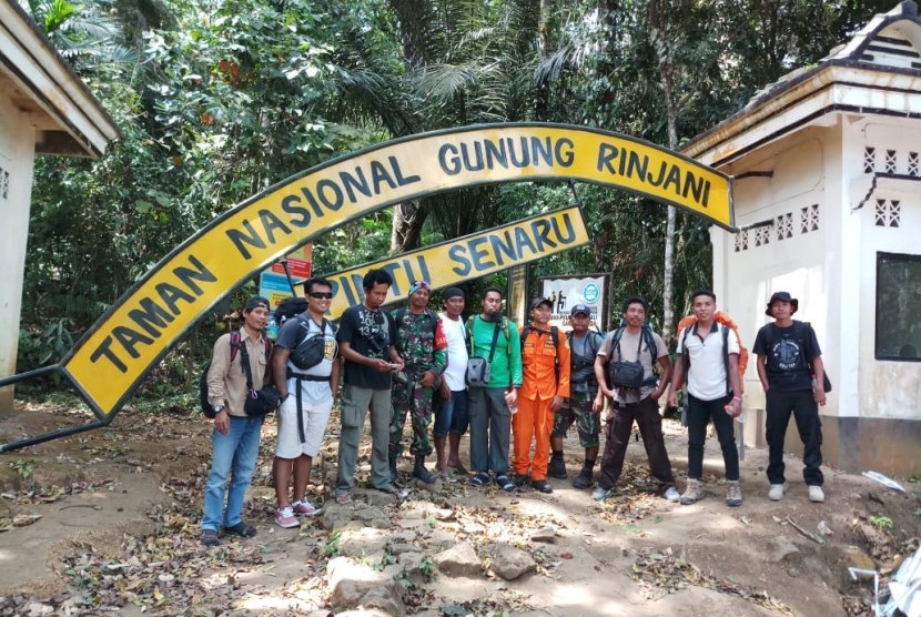 Petugas Balai Taman Nasional Gunung Rinjani (TNGR) melakukan survei jalur pendakian pada Oktober 2018.