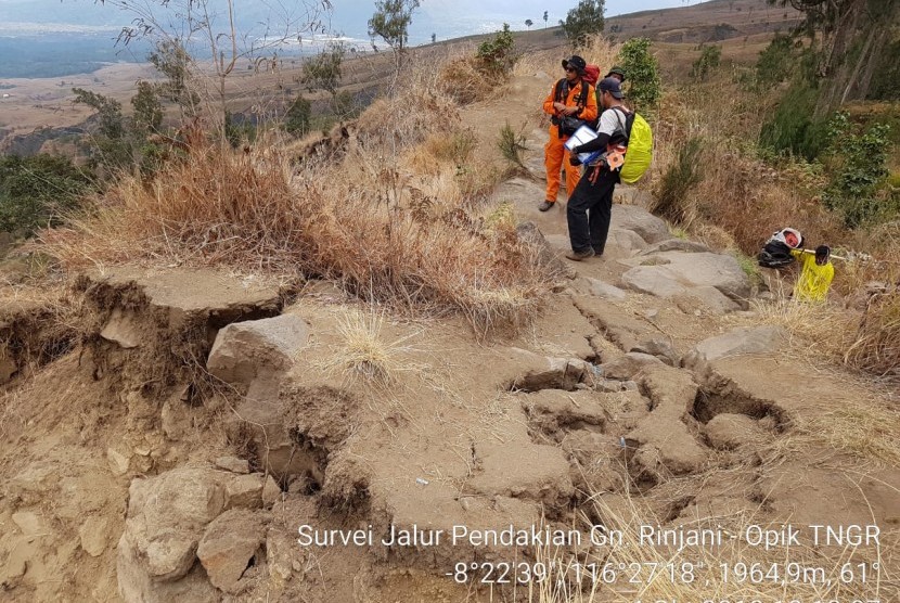 Petugas Balai Taman Nasional Gunung Rinjani (TNGR) melakukan survei jalur pendakian pada Oktober 2018.