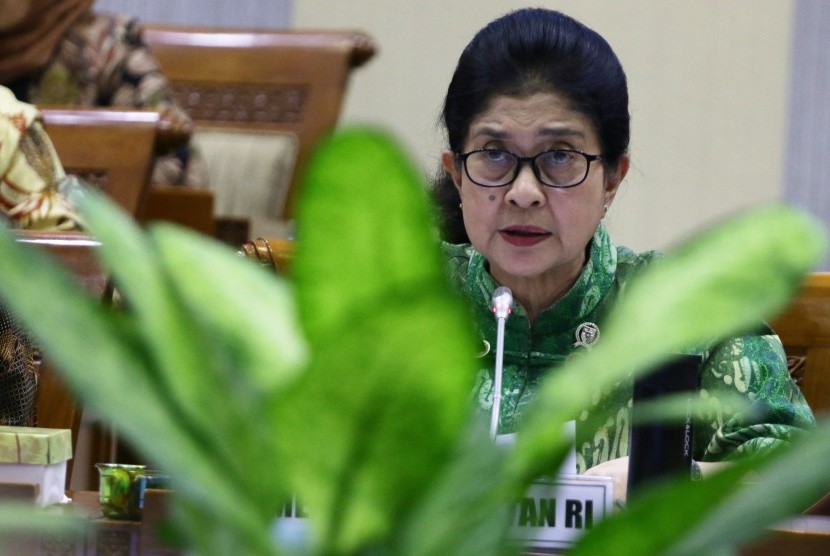 Menteri Kesehatan Nila F Moeloek memberikan paparan saat mengikuti rapat kerja bersama Komisi IX DPR di Kompleks Parlemen, Senayan, Jakarta, Senin (11/3/2019).