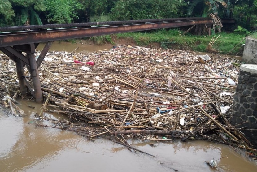 Bendungan Koja di Jatiasih, Kota Bekasi kembali dipenuhi sampah bambu, Jumat (08/3). 
