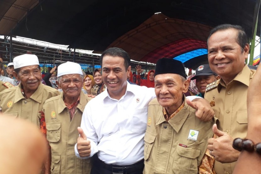 Menteri Pertanian Andi Amran Sulaiman saat melakukan kunjungan ke perkebunan kakao di Kabupaten Luwu, Sulawesi Selatan, Senin (11/3).