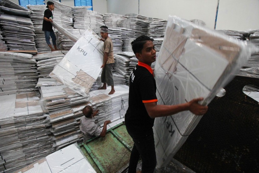 Pekerja mengangkut kotak dan bilik suara Pemilihan Umum (Pemilu) 2019 di gudang Logistik Pemilu 2019 di Surabaya, Jawa Timur, Senin (11/3/2019).