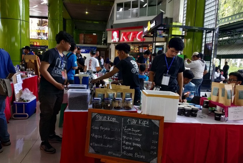 PT KAI bagikan kopi gratis untuk penumpang kereta api.