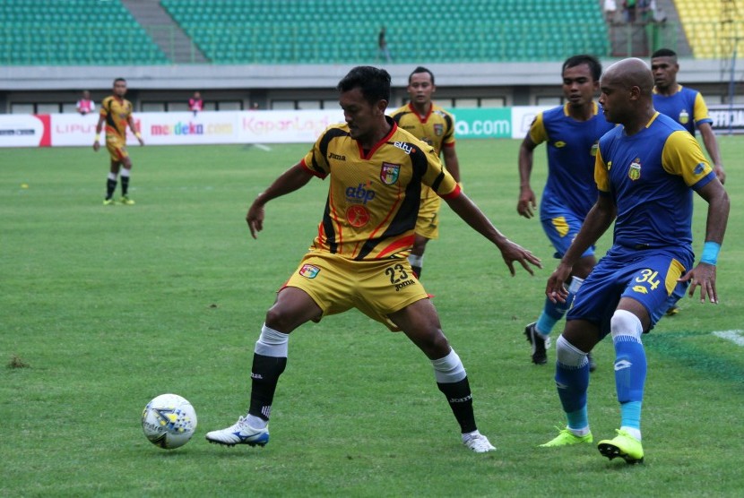 Pesepak bola Bhayangkara FC Anderson Aparecido Salles (kanan) berusaha merebut bola dari pesepak bola Mitra Kukar FC Gilang Ginarsa (kiri) pada pertandingan Piala Presiden 2019, di Stadion Patriot Candrabhaga, Bekasi, Jawa Barat, Senin (11/3/2019).