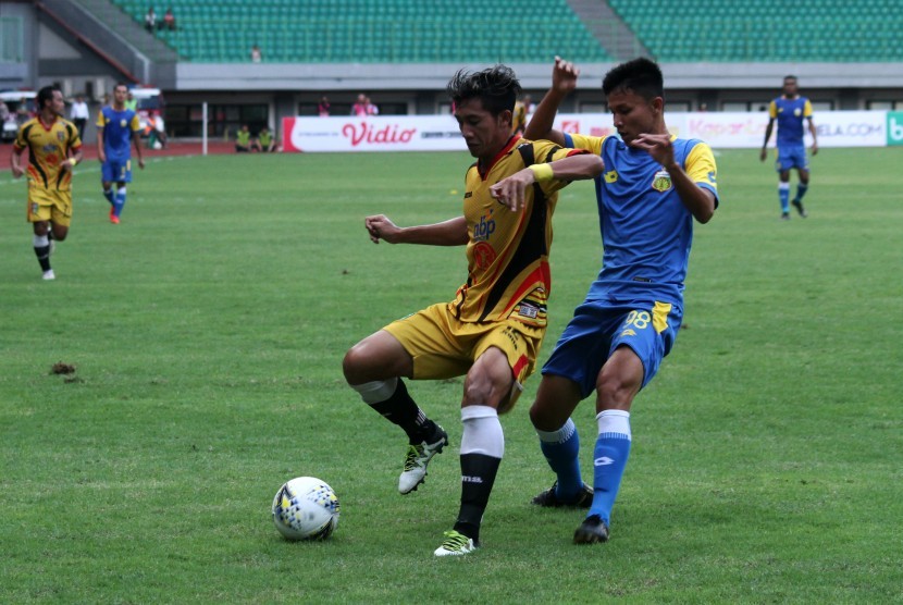 Pesepak bola Bhayangkara FC Reksa Maulana (kanan).