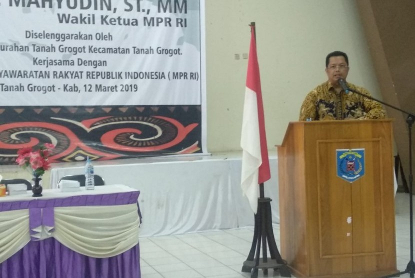 Wakil Ketua MPR Mahyudin  menyampaikan materi sosialisasi 4 pilar MPR RI di Kecamatan Tanah Grogot, Paser, Kalimantan Timur, Selasa (12/3)