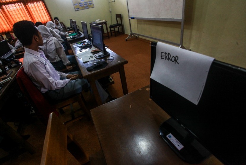 Sejumlah pelajar bersiap mengerjakan soal ujian saat gladi bersih Ujian Nasional Berbasis Komputer (UNBK) 2019 di SMA N 1 Pakem, Sleman, DI Yogyakarta, Selasa (12/03/2019). 