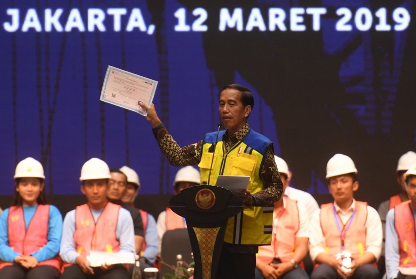 Presiden Joko Widodo berpidato saat peluncuran sertifikat elektronik tenaga kerja konstruksi Indonesia di Istora Senayan, Jakarta, Selasa (12/3/2019). 