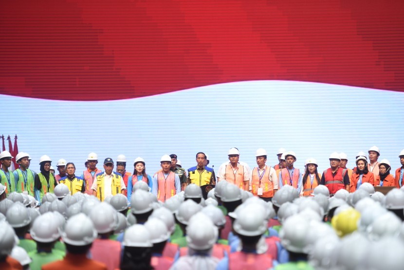 Presiden Joko Widodo (tengah) menghadiri peluncuran sertifikat elektronik tenaga kerja konstruksi Indonesia di Istora Senayan, Jakarta, Selasa (13/3/2019). 