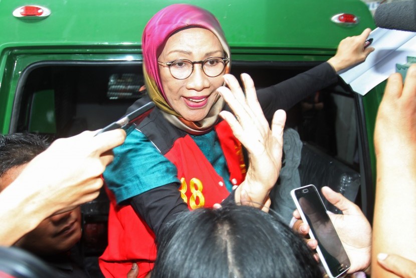 Terdakwa kasus dugaan penyebaran berita bohong atau hoaks Ratna Sarumpaet melambaikan tangan kepada wartawan usai mengikuti sidang lanjutan di PN Jakarta Selatan, Jakarta, Selasa (12/3/2019).