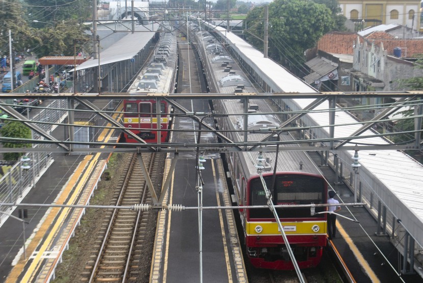 Dua rangkaian gerbong KRL Commuter Line memasuki Stasiun Cilebut, Kabupaten Bogor, Jawa Barat, Selasa (12/3/2019).