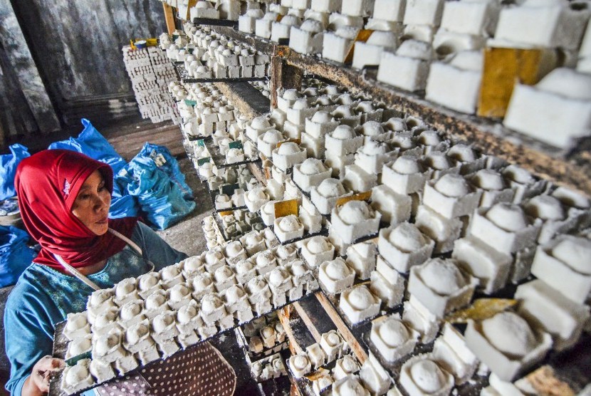 Perusahaan d Tasikmalaya dinilai masih banyak yang tak penuhi hak pekerja. Foto, pekerja menyelesaikan pembuatan garam tradisional di Kampung Cisayong, Kabupaten Tasikmalaya, Jawa Barat. (ilustrasi)