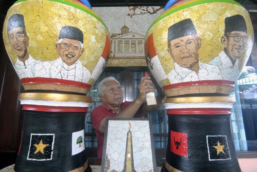 Seniman Bambang Sriyanto (69 tahun) menyelesaikan pembuatan lukisan limbah cangkang telur bertema Pemilihan Presiden 2019 melalui media guci di rumahnya di Perumnas Bantarjati, Kota Bogor, Jawa Barat, Selasa (12/3/2019).