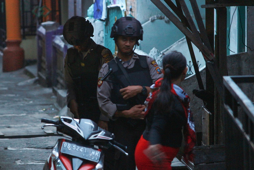 Petugas kepolisian berjaga di lokasi terjadinya ledakan yang diduga bom di kawasan Jalan KH Ahmad Dahlan, Pancuran Bambu, Sibolga Sambas, Kota Siboga, Sumatera Utara, Selasa (12/3).