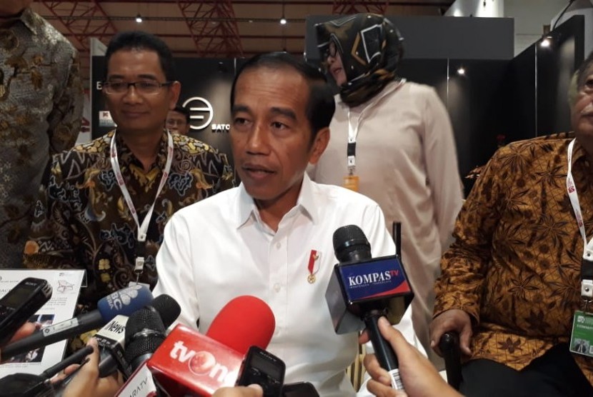 Presiden Joko Widodo saat meninjau Indonesia International Furniture Expo di JIExpo Kemayoran, Jakarta, Rabu (13/3). 