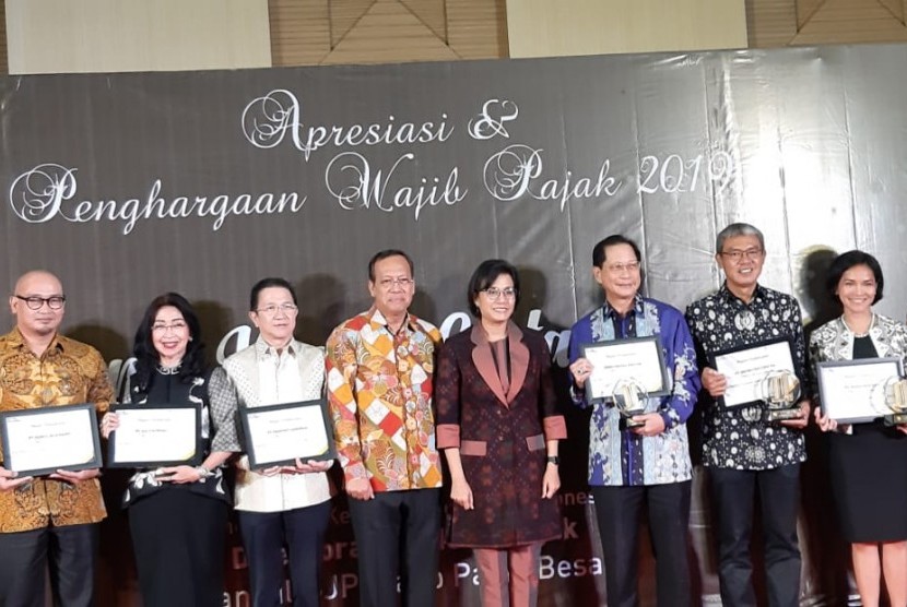 Menteri Keuangan Sri Mulyani (tengah) dan Direktur Jenderal Pajak Kemenkeu Robert Pakpahan saat memberikan apresiasi dan penghargaan wajib pajak Kanwil DJP Wajib Pajak Besar 2019 di Jakarta, Rabu (13/3).