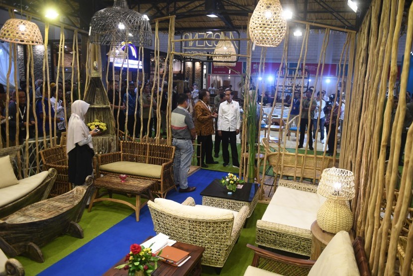 Presiden Joko Widodo (kanan) meninjau pameran International Furniture Expo (IFEX) 2019 di Jakarta, Rabu (13/3/2019).