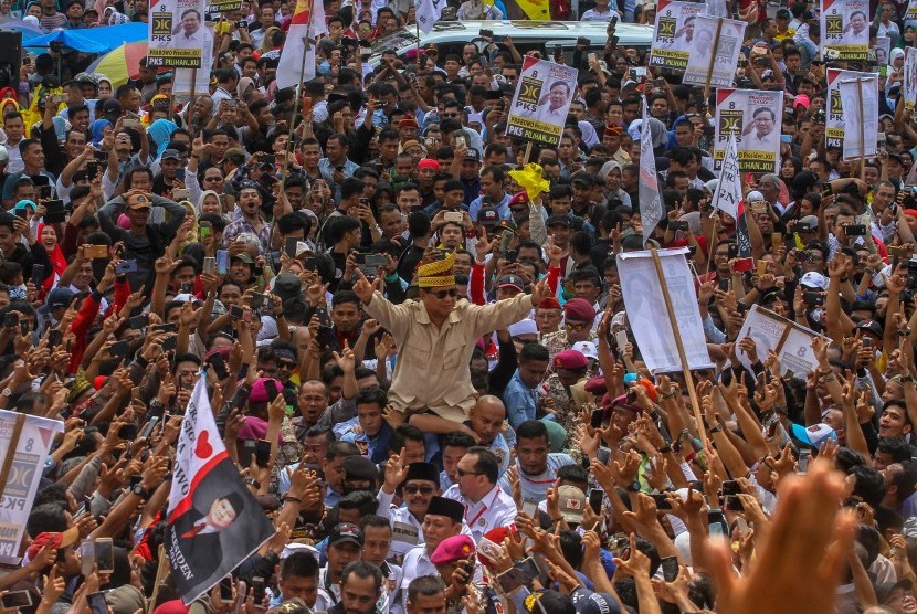 Calon Presiden nomor urut 02 Prabowo Subianto menyapa warga Riau saat tiba di Gelanggang Remaja Kota Pekanbaru, Riau, Rabu (13/3/2019). 