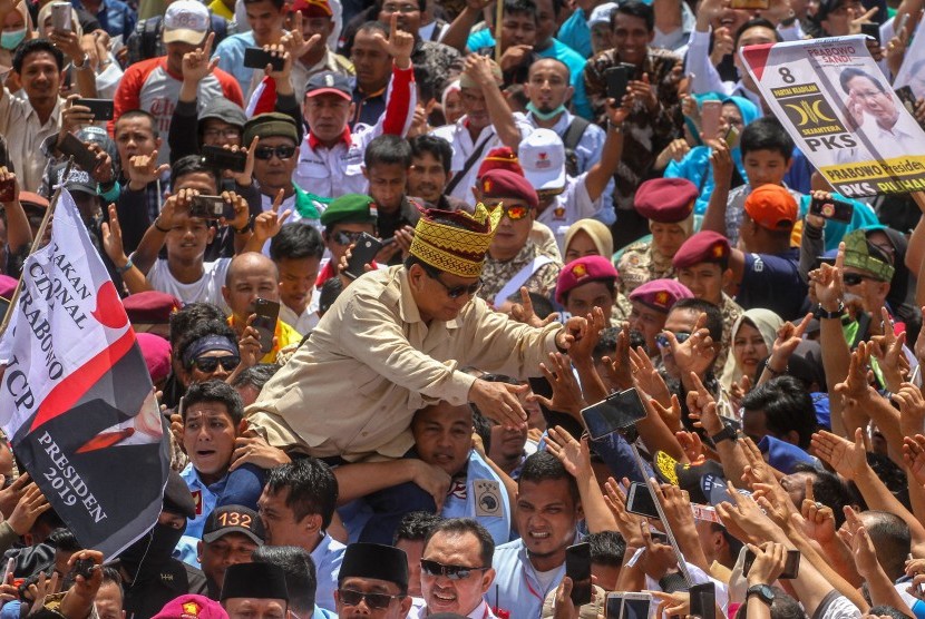 Calon Presiden nomor urut 02 Prabowo Subianto menyapa warga Riau saat tiba di Gelanggang Remaja Kota Pekanbaru, Riau, Rabu (13/3/2019).