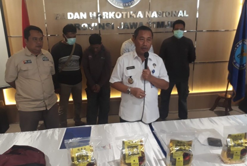 Badan Narkotika Nasional Provinsi (BNNP) Jawa Timur mengamankan dua orang tersangka peredaran gelap nerkotika jenis sabu yang masuk jaringan Aceh. Keduanya adalah Ridwan A.Rahman (46) dan Mujibur (31), yang merupakan warga Aceh dan sudah terbiasa mengedarkan barang haram tersebut di Surabaya. Keduanya diamankan di Transmart Kali Rungkut, Surabaya, (13/3).