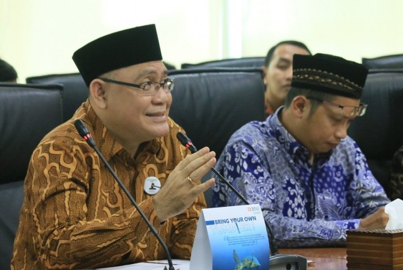 Direktur Utama BNI Syariah, Abdullah Fiman Wibowo (kiri), GM Penghimpunan Wakaf  Dompet Dhuafa, Bapak Bobby Manulang (kanan) di sela-sela acara Focus Group Discussion (FGD) Manajemen Masjid Kantor di Kantor Pusat BNI Syariah,Jakarta (13/3). 