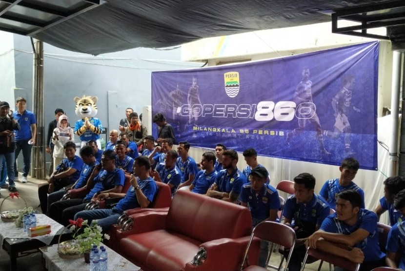 Acara Milangkala 86 Persib Bandung di Panti Asuhan An-Nida Rosada, Jalan Karapitan, Kota Bandung Kamis (14/3). 