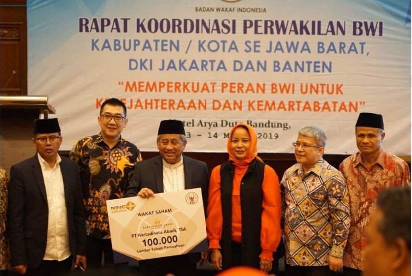 MNC Sekuritas tandatangani kesepakatan dengan Badan Wakaf Indonesia untuk mengembangkan program wakaf saham di Bandung, Jawa Barat, Rabu (13/3).