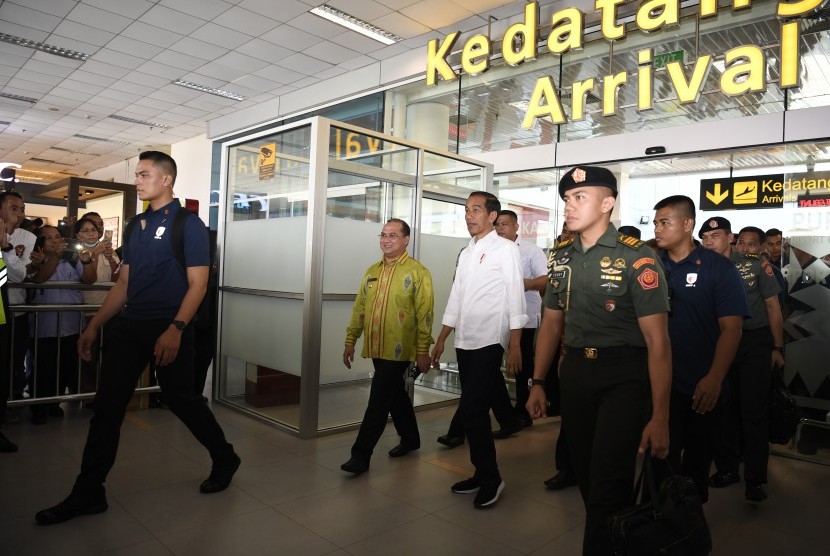 Presiden Joko Widodo (tengah) meninjau pengembangan terminal Bandara Depati Amir usai peresmian Bandara dan Kawasan Ekonomi Khusus Tanjung Kelayang di Pangkal Pinang, Kepulauan Bangka Belitung, Kamis (14/3/2019).