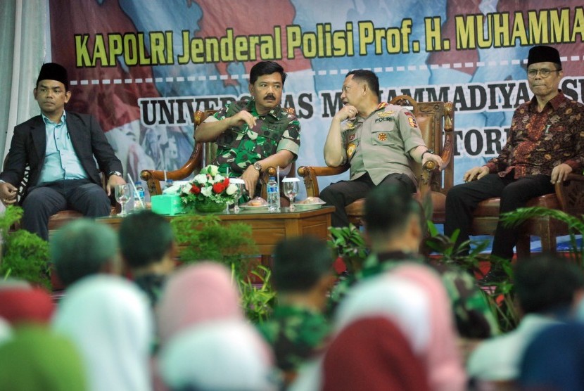 Panglima TNI Marsekal TNI Hadi Tjahjanto (kedua kiri) dan Kapolri Jenderal Pol Tito Karnavian (kedua kanan), berdiskusi, didampingi Rektor Universitas Muhammadiyah Sumbar (UMSB) Riki Saputra (kiri) dan Ketua Pimpinan Wilayah Muhammadiyah Sumbar, Sofwan Karim (kanan), sebelum orasi kebangsaan di kampus UMSB, Padang, Sumatera Barat, Kamis (14/3/2019).