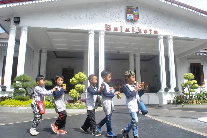 Sejumlah siswa TK Al Giva, Kota Bogor berada di Plaza Balai Kota Bogor, Jawa Barat, Kamis (14/3/2019).