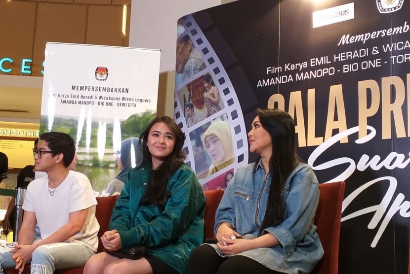 (Kika) Bio One, Amanda Manopo, dan Dewi Gita pada Galaprimer film Suara April di Epiwalk, Jumat (15/3) malam. Film ini didukung penuh oleh KPU sebagai salah satu upaya menyosialisasikan pemilu bagi milenial.