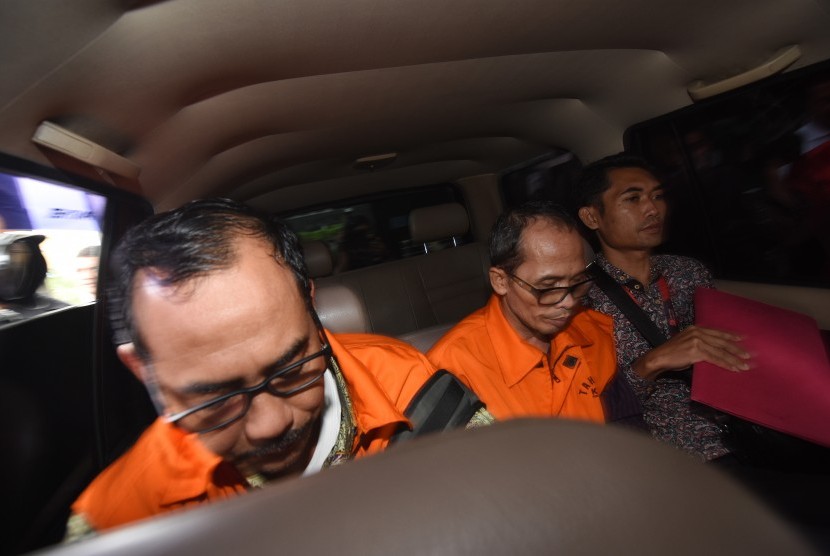 Kakanwil Kemenag Jawa Timur Haris Hasanuddin (kiri) dan Kepala Kantor Kemenag Kabupaten Gresik Muhammad Muafaq Wirahadi (tengah) mengenakan rompi tahanan usai diperiksa di gedung KPK, Jakarta, Sabtu (16/3/2019).
